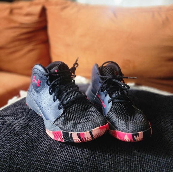 Used Under Armour Youth/Junior size 7 Basketball Shoes - Picture 1 of 5